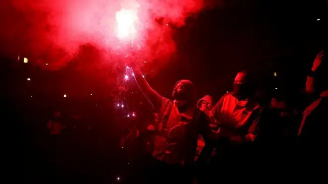 عمال يحتجون