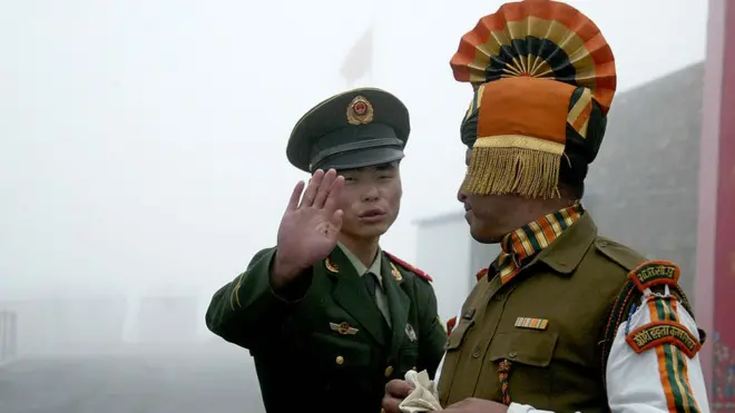 Бійки між індійськими та китайськими військовими на кордоні після війни 1962 року між Китаєм та Індією є поширеним явищем. На фото -мирне спілкування двох прикордонників 2008 року