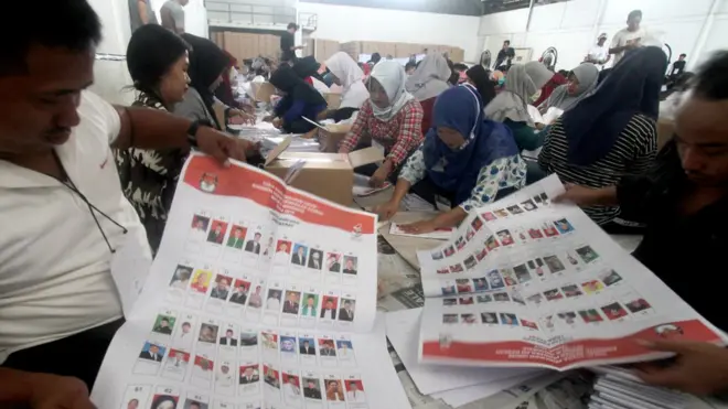 Kertas suara untuk pemilihan anggota DPD memperlihatkan deretan partai politik dan caleg-caleg mereka.