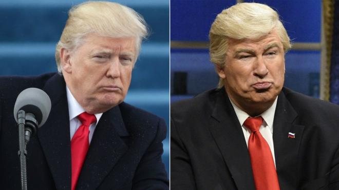 Donald Trump dando su discurso inaugural y Alec Baldwin imitándolo en Saturday Night Live.