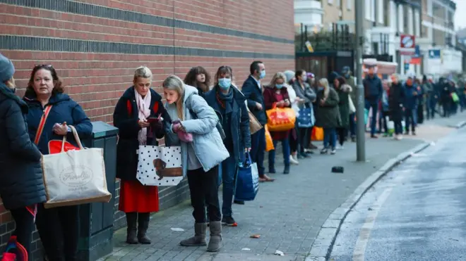 Veliki redovi ispred supermarketa