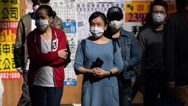 香港政府建议向每名居民派发现金，但学者认为这不会改善政府的民望。