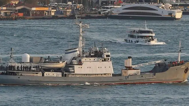 Kapal mata-mata Rusia, Liman, tampak melewati Selat Bosphorus pada Oktober 2016.