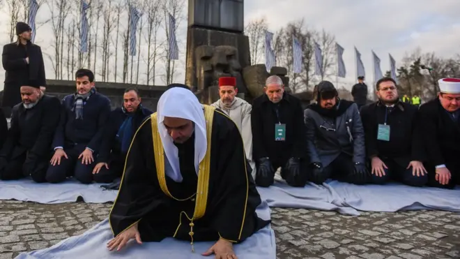 د مسلمانانو نړیوالې ټولنې پلاوي د یهودانو ټولوژنې کمپ کې لمونځ وکړ