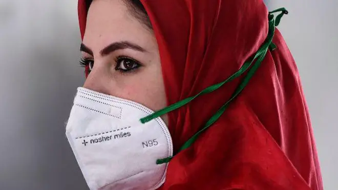 Mask ధరించిన మహిళ