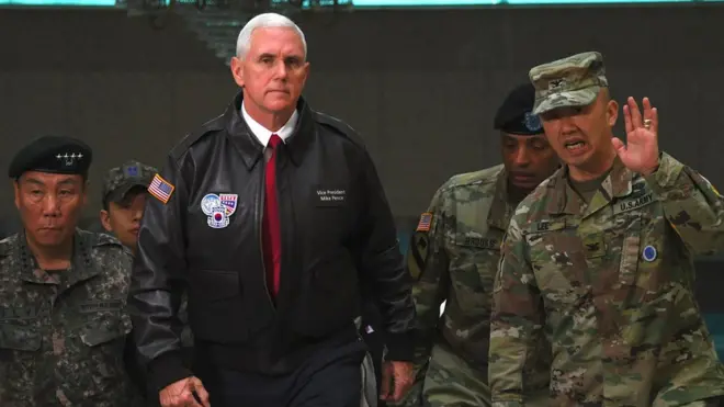 Майк Пенс в окружении корейских военных в деревне Панмунджом