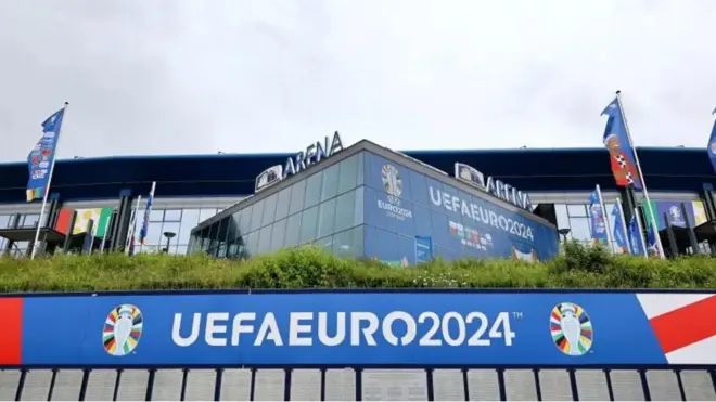 Srbija i Engleska igraju prvo kolo grupe C u Gelzenkirhenu.