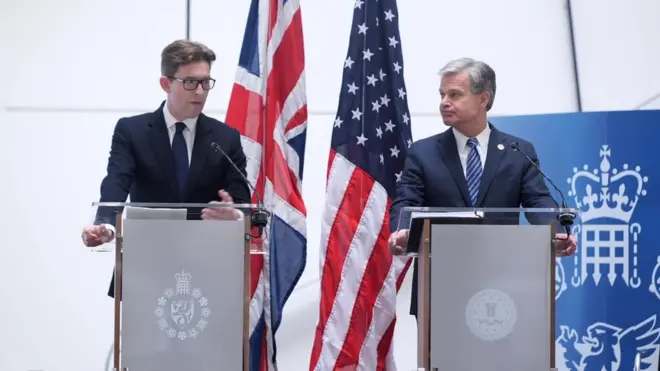 Người đứng đầu MI5 Ken McCallum (trái) và giám đốc FBI Christopher Wray (phải) xuất hiện chung trong một sự kiện chưa từng có ở London