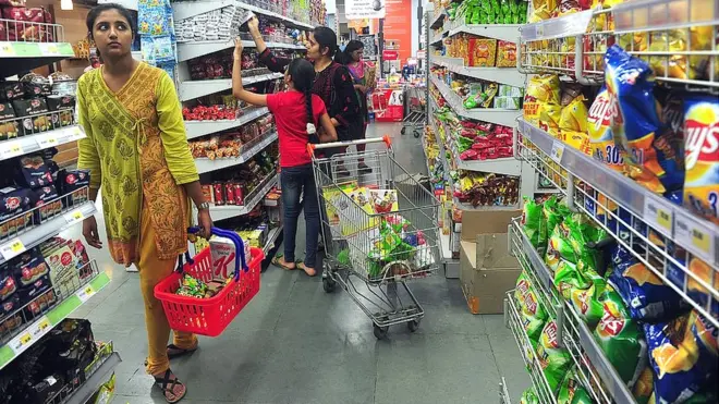 సూపర్ మార్కెట్‌లో మహిళ