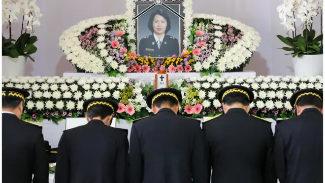 주폭 사건으로 숨진 고 강연희 소방경에 헌화하는 동료들