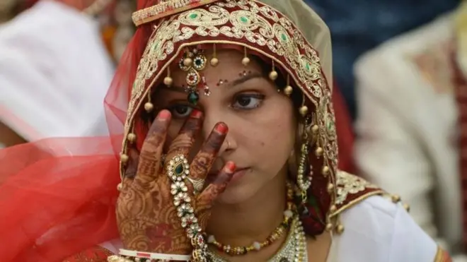 د مېړه ډبلو لپاره ناوې ته د لرګي بېټ ډالۍ