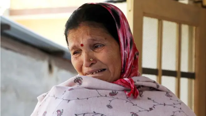 जोशीमठ में अपना घर छोड़ने पर भावुक महिला