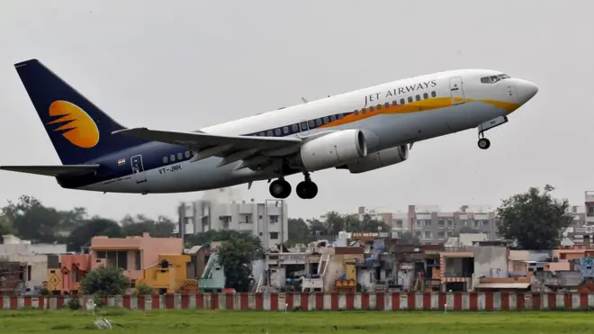 Saat membawa 324 penumpang dari London ke Mumbai, seorang pilot laki-laki menampar pilot perempuan.