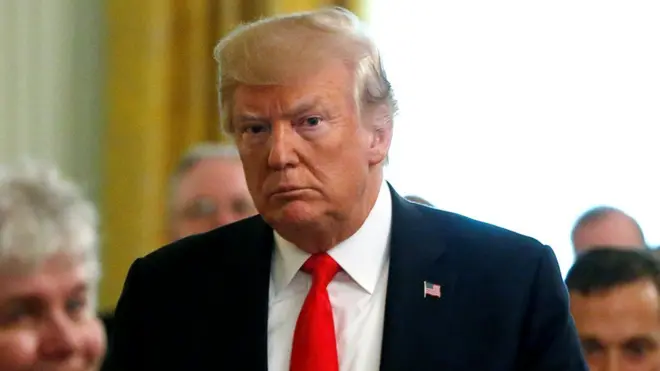 Presiden Trump memperingatkan pasar 'akan hancur' jika dirinya dimakzulkan.