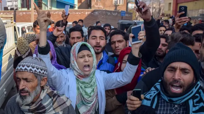 پلوامہ میں تصادم کے دوران سات مظاہرین کی ہلاکت کے خلاف پیر کو سرینگر میں تعینات ہندوستانی فوج کی پندرہویں کور کے ہیڈکوارٹر کی طرف عوامی مارچ کی کال دی گئی ہے