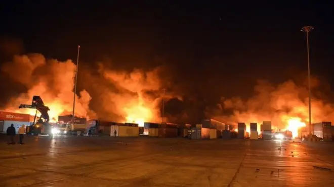 حريق في ميناء اللاذقية السوري في ديسمبر/ كانون الأول بعد ضربة جوية تواجه إسرائيل اتهامات بتنفيذها