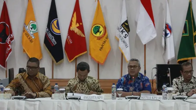 KPU berjanji tak takan 'main mata' dengan bakal calon legislatif yang bermasalah di tingkat provinsi maupun kabupaten atau kota.