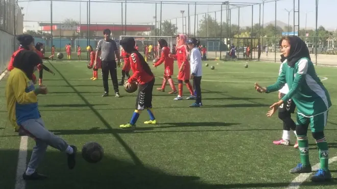 په افغانستان کې که څه هم د نجونو فوټبال ډېره اوږده مخینه نه لري، خو سلګونه نجونې ورماتې شوې دي.