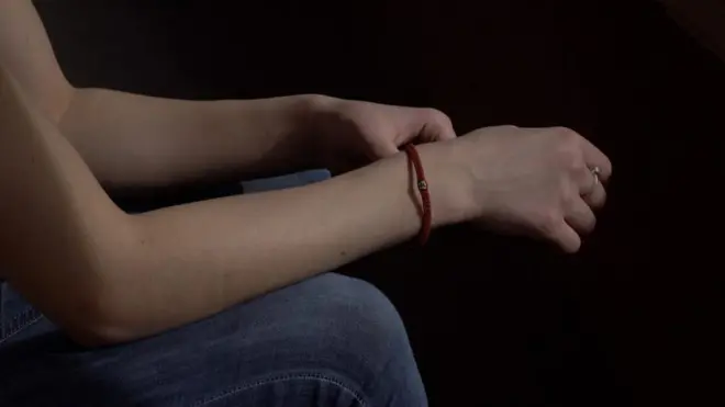 Marija* vrti brojanicu na ruci