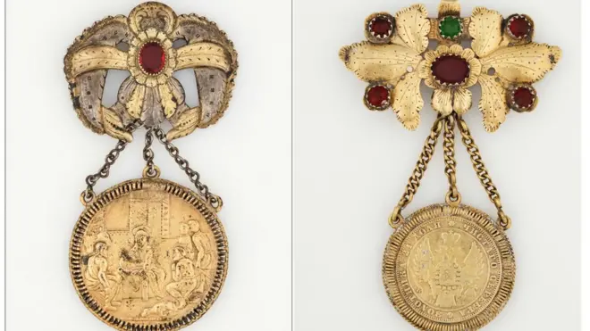 Ліворуч: дукач срібний прилуцького типу з позолотою. Друга половина ХІХ століття, Полтавщина. Середина квітки оздоблена кольоровим гранатовим склом. Медальйон — повторення західноєвропейської медалі XVII століття "Поклоніння пастирів". Дукач з приватної колекції Ukraina аntiqua. Праворуч: срібний позолочений дукач із "рогатим" бантом. Кінець ХІХ - початок ХХ століття. Полтавська область, с. Іркліїв. Через загін кінців листків, що виходять за межі контуру, бант отримав назву "рогатий". Медальйон - монета 1849 року