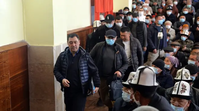 Садыр Жапаров октябрдагы парламенттик шайлоодон кийинки нааразылык учурунда абактан бошотулуп, өкмөт башына келди жана президенттин милдетин убактылуу аткарды