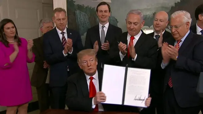 لحظة توقيع الاعلان