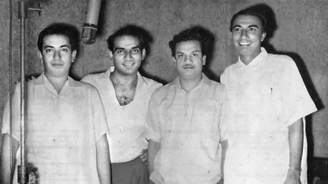 महेंद्र कपूर, यश चोपड़ा और साहिर लुधियानवी के साथ एन. दत्ता (दाएं से दूसरे)