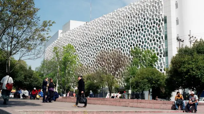 Fachada inteligente foi construídabwinappfrente a um hospital na Cidade do México para amenizar poluição local