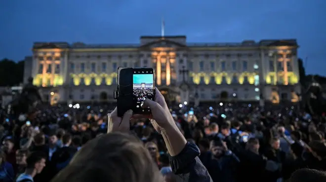 People outside Buckingham Palace