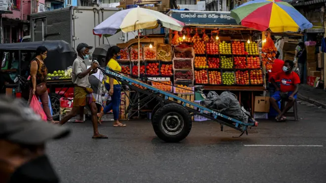 ආනයන සීමා පැනවූ අත්යවශ්ය නොවන භාණ්ඩ