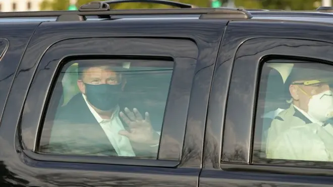 В воскресенье Трамп, несмотря на болезнь, сел в машину с несколькими людьми