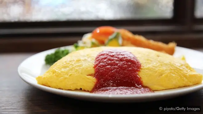 Omurice là món trứng omelette nhồi cơm, ăn với tương cà