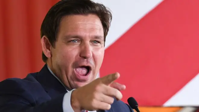Ron DeSantis es una figura emergente en el Partido Republicano y aliado de Donald Trump.