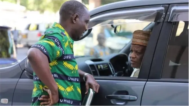 Katibu Mkuu wa CCM Dkt Bashiru Ali akizungumza na Katibu Mkuu wa zamani wa CCM Yusuf Makamba ambaye anatuhumiwa kwa makosa ya maadili.