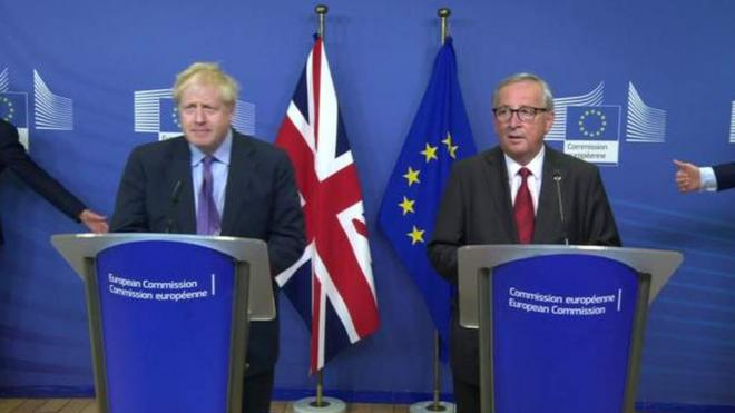 ブレグジット離脱協定案に合意したと発表するジョンソン英首相(左）とユンケル欧州委員会委員長（17日、ブリュッセル）