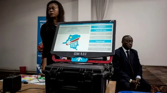 Présentation de la machine a vote par la Commission électorale nationale indépendante en RDC.