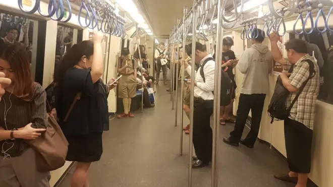 บรรยากาศในขบวนรถไฟฟ้ามหานครที่ไม่มีเก้าอี้โดยสาร