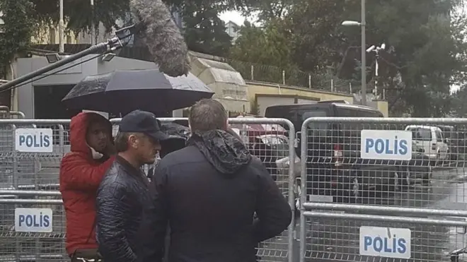 الممثل الأمريكي شون بن أمام القنصلية السعودية في تركيا