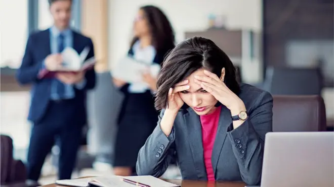 موظفة مستاءة من بيئة العمل