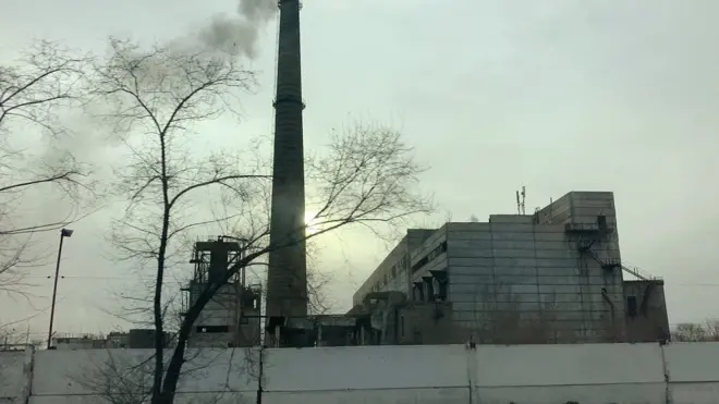 В Черногорске, городе угольщиков, пахнет углем , но уличное освещение практически отсутствует