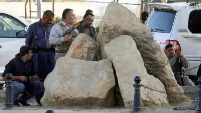 کرکوک کے گورنر کا کہنا ہے کہ سرکاری عمارات پر حملہ دولت اسلامیہ کے ایک 'سلیپر سیل' یا ان جنگجوؤں نے کیا ہے جو چھپ کر بیٹھے ہوئے تھے