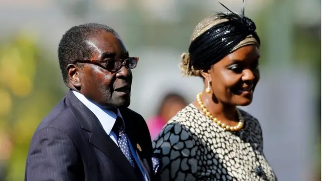 سيدة زيمبابوي الأولى غريس موغابي وزوجها الرئيس روبرت موغابي في حفل تنصيب رئيس جنوب افريقيا فى بريتوريا.