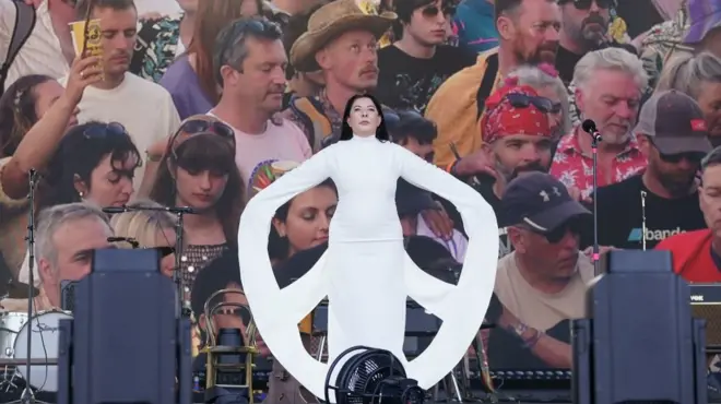 Marina Abramović na Glestonberi festivalu uoči nastupa Pi Džej Harvi