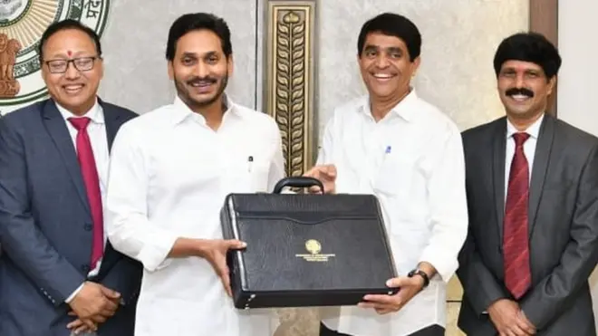 బడ్జెట్ బ్రీఫ్కేస్తో సీఎం జగన్, ఆర్థిక మంత్రి బుగ్గన, అధికారులు