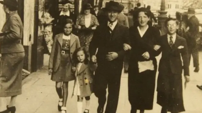 Батьки Анрі з дітьми