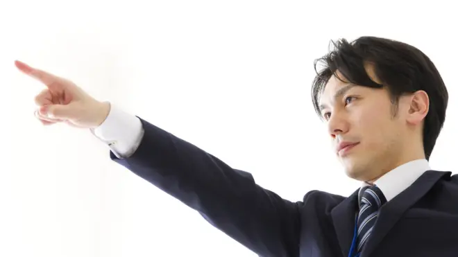 Японец указывает пальцем