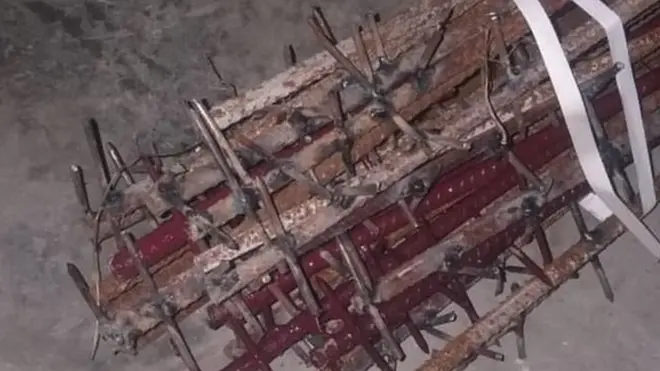 ایک انڈین آرمی اہلکار کی بی بی سی کو فراہم کردہ اس تصویر میں نظر آنے والی کیل لگی سلاخوں کو ہتھیار کے طور پر استعمال کیا گیا