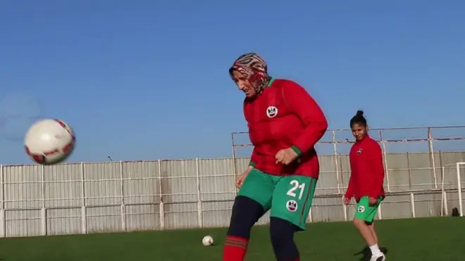 تعيش عزيزة في تركيا وتلعب مع فريق ديار بكر سبور أف سي