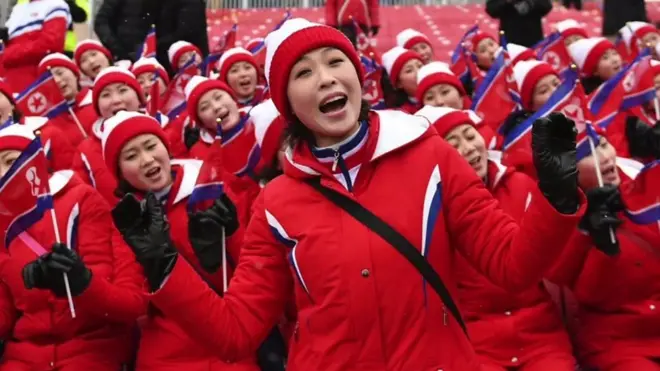 جذبت مشجعات كوريا الشمالية أنظار العالم في دورة الألعاب الأولمبية الشتوية والمقامة في كوريا الجنوبية. وتكشف مشجعة كورية شمالية انشقت منذ سنوات تفاصيل حول مجموعة الفتيات تلك.