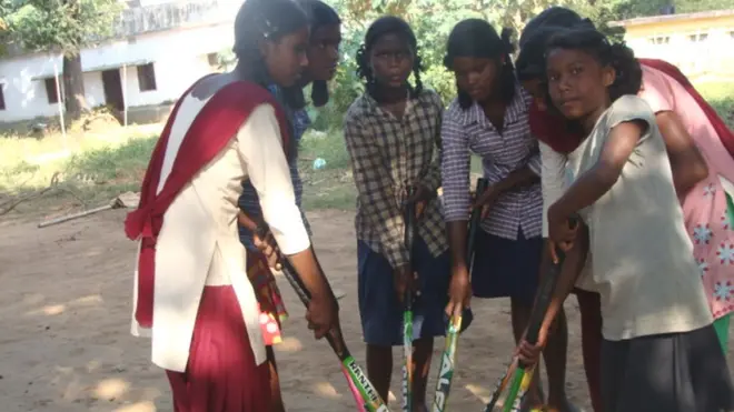 हेसेल गांव की लड़कियां हॉकी खेलते हुए